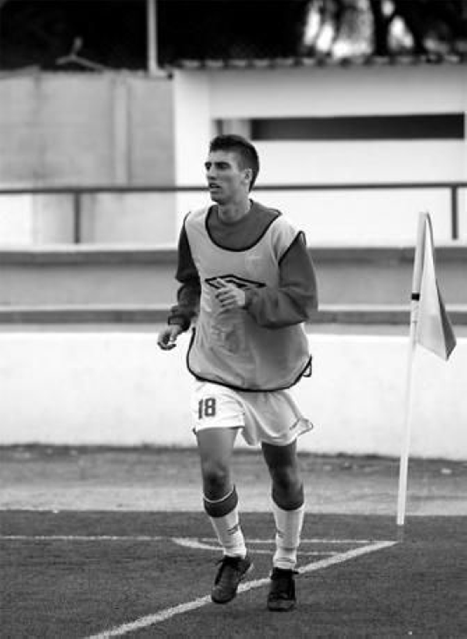 Litri observa el duelo con el Roquetas mientras calienta en la banda.