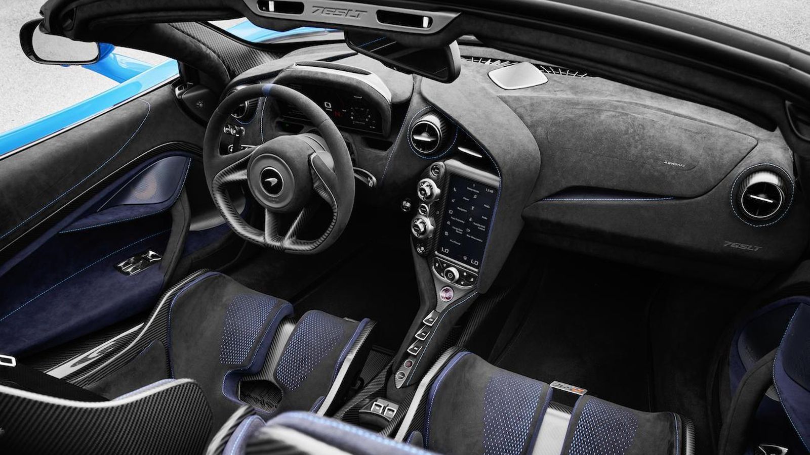 Asientos de fibra de carbono, como el tunel central o el suelo, Alcantara por todo el habitáculo...  dan al interior un sello inequívoco de calidad. Eso sí, el aire acondicionado o el equipo de sonido sólo se incluyen si se pide expresamente. Gratis, por supuesto.