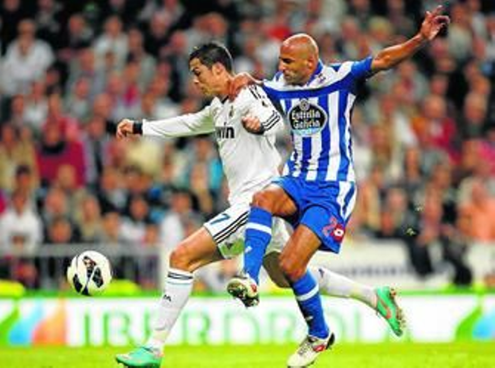 Manuel Pablo trata de frenar una internada de Cristiano Ronaldo.