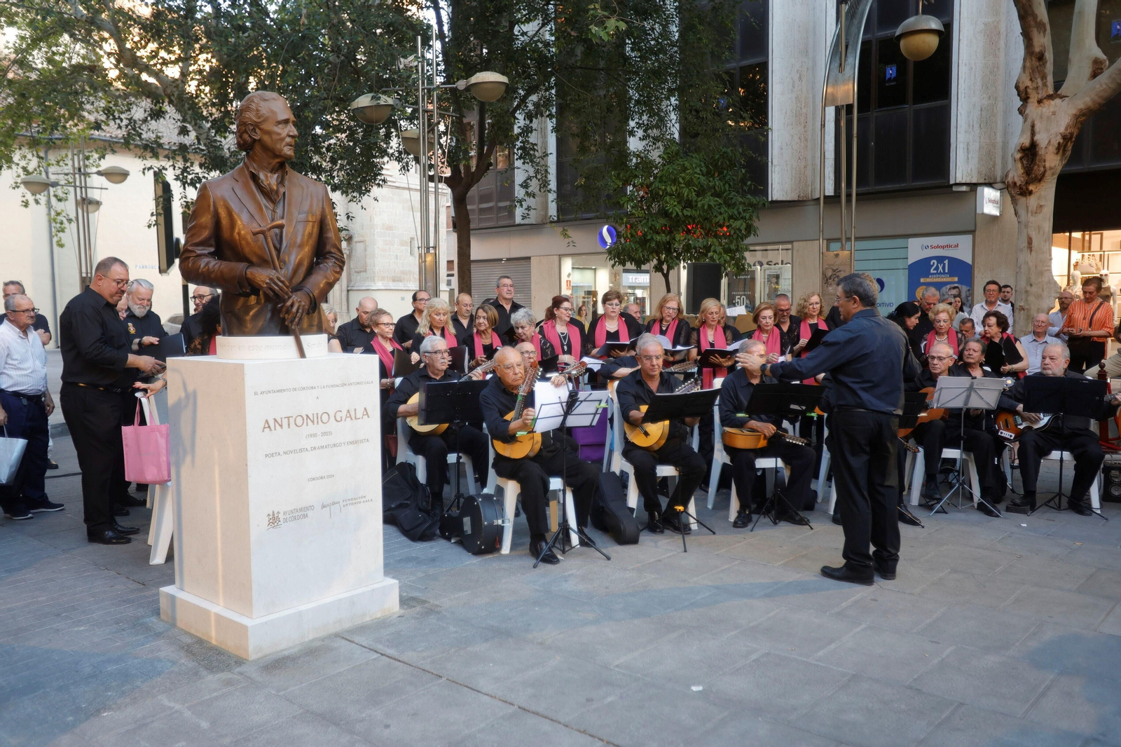 Las fotos del descubrimiento del busto homenaje a Antonio Gala en Córdoba