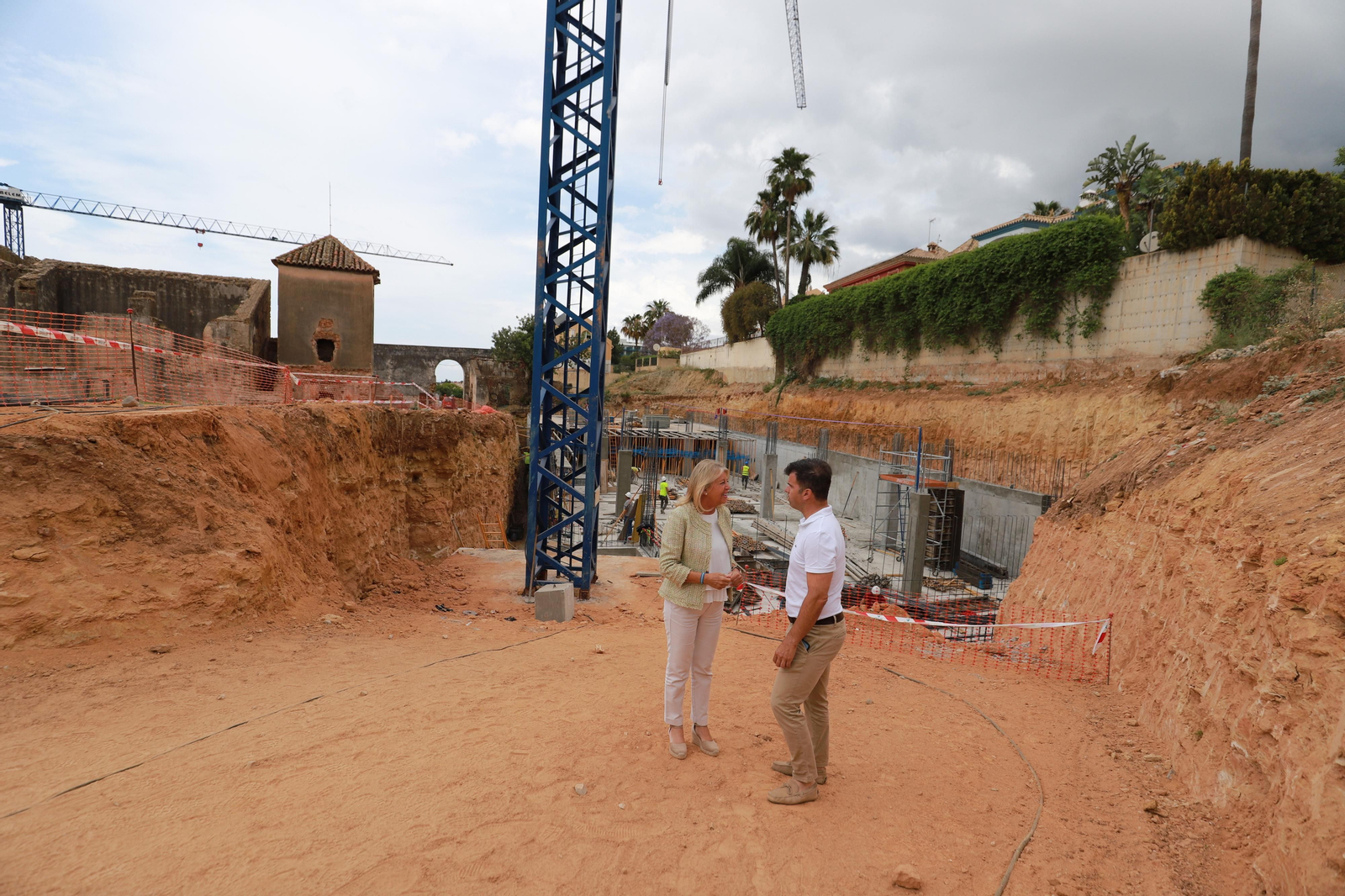 Los populares Ángeles Muñoz y Diego López en una visita a las obras de la residencia.