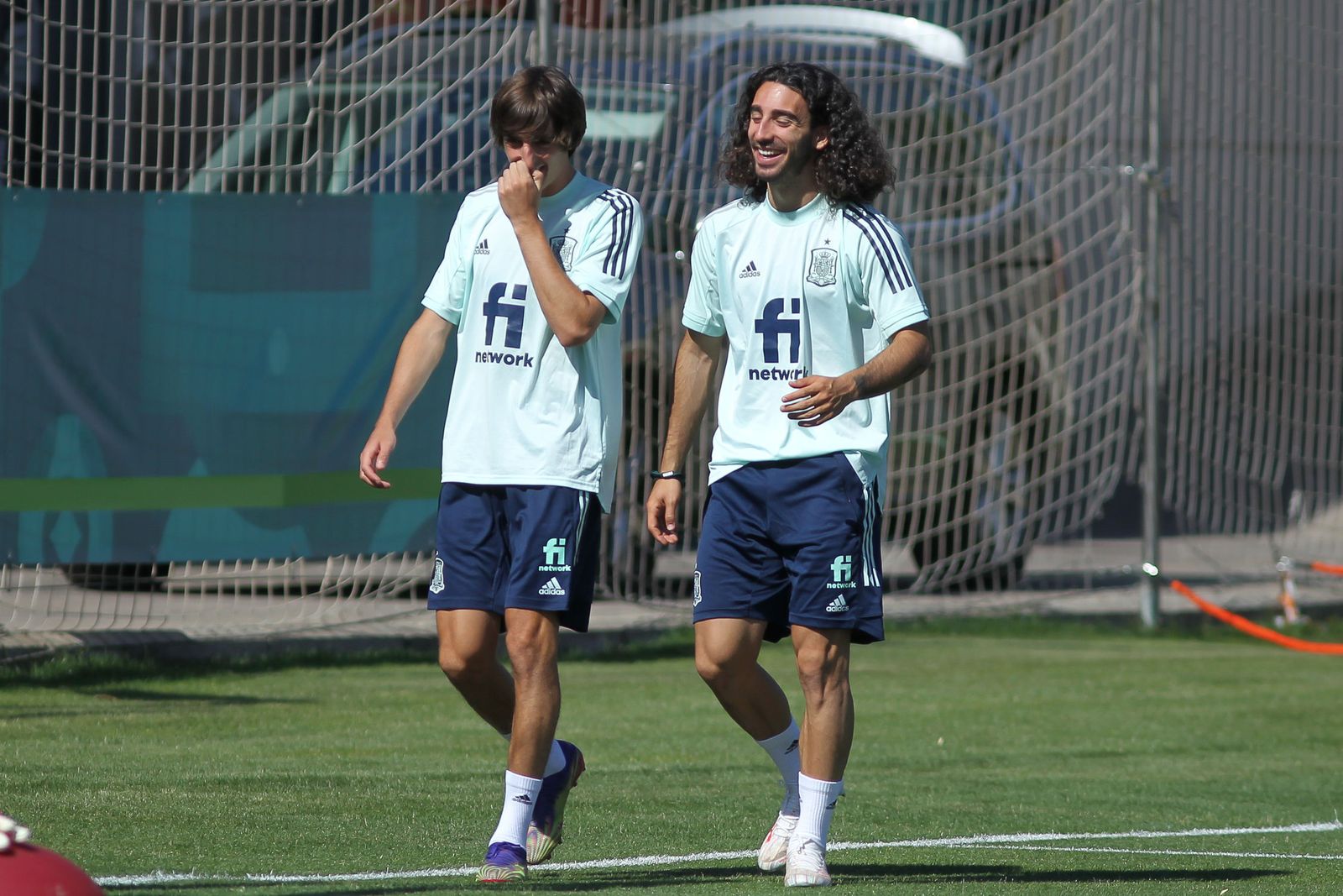 Bryan Gil, junto a Cucurella, en un entrenamiento de la selección olímpica.