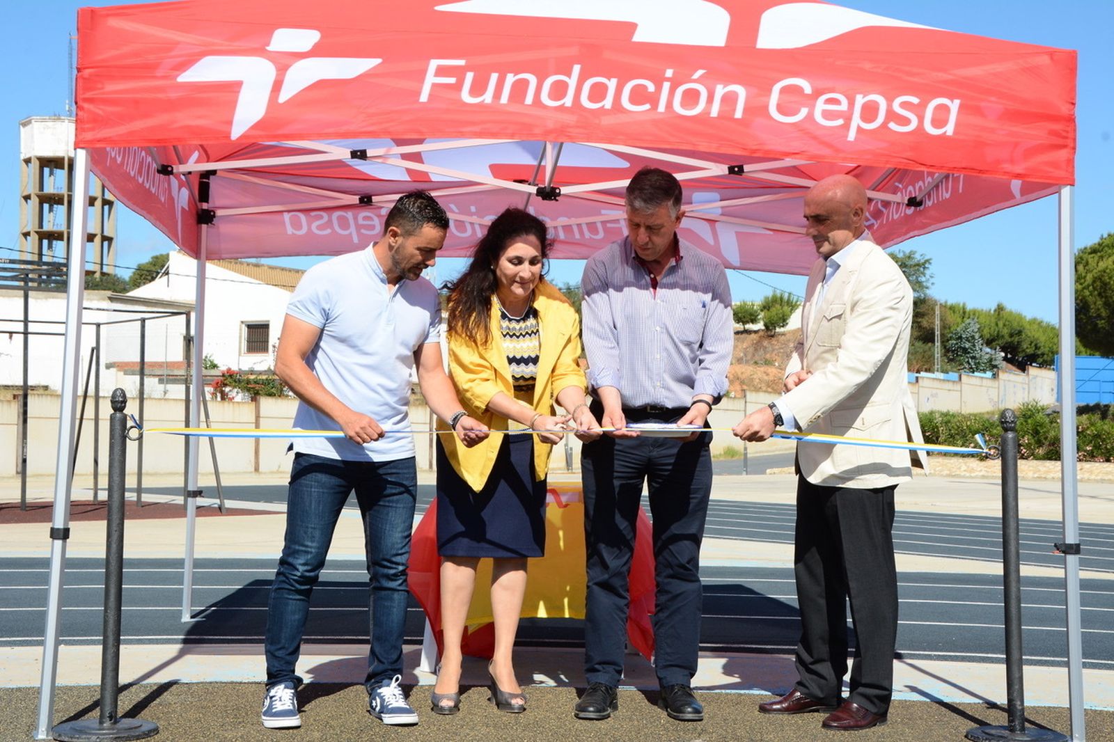 Corte de la cinta en la inauguración de las instalaciones deportivas.