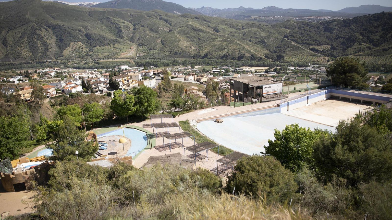Vista de la zona de la piscina de olas y la zona infantil de Aquaola