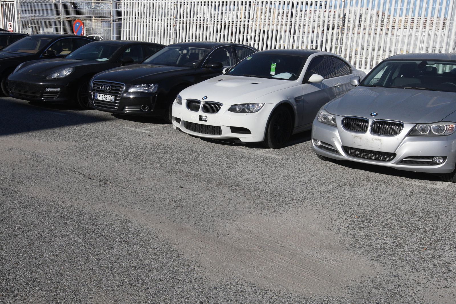 Imagen de archivo de varios vehículos de alta gama