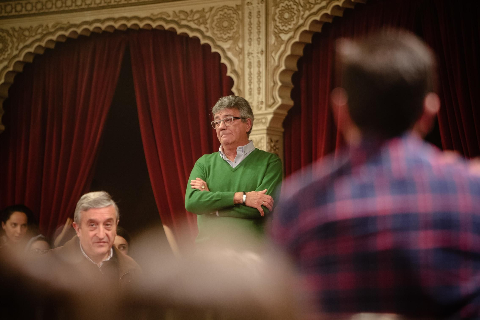 El carnavalero Joaquín Quiñones en el palco tras recibir la letra de la comparsa 'El jurado'.