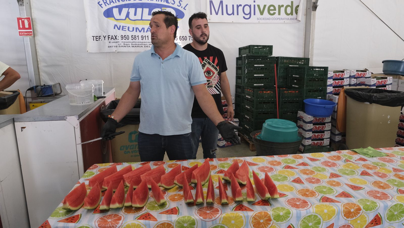 Imágenes de la degustación de huevos fritos con chorizo, en las Fiestas de Santa María del Águila