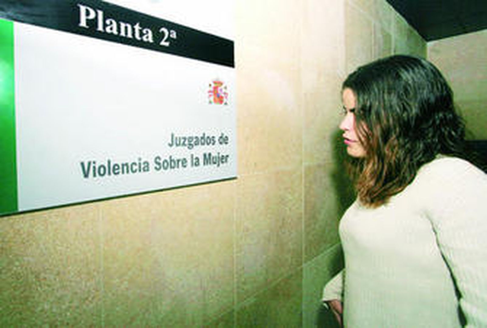 Una joven en los juzgados de Violencia sobre la Mujer de Sevilla.