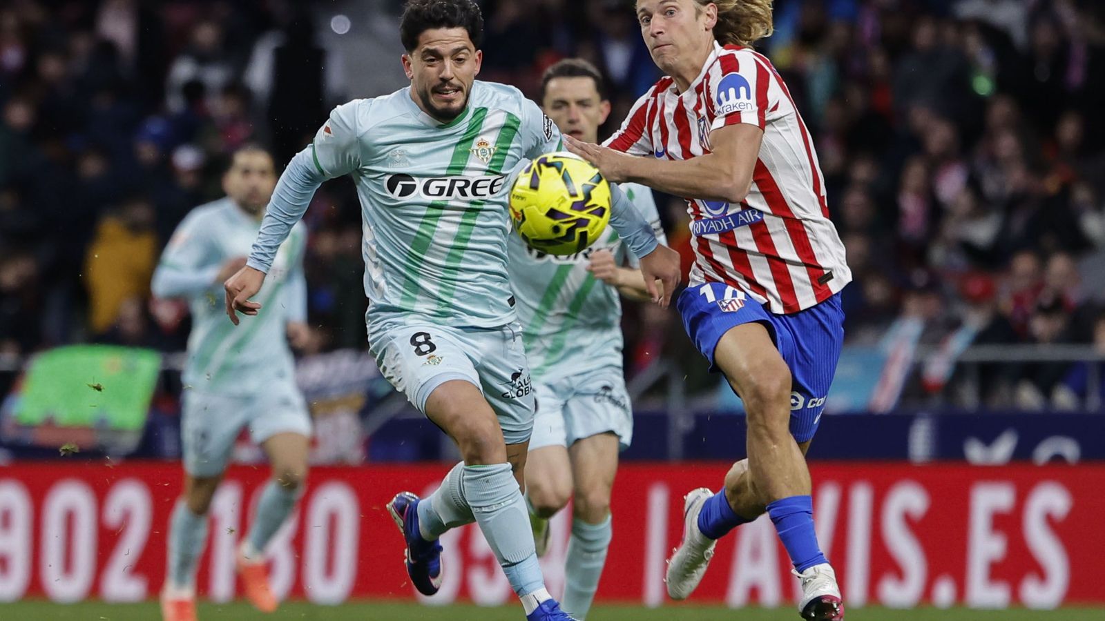 Fornals pelea con la pelota con Llorente en un lance del partido.
