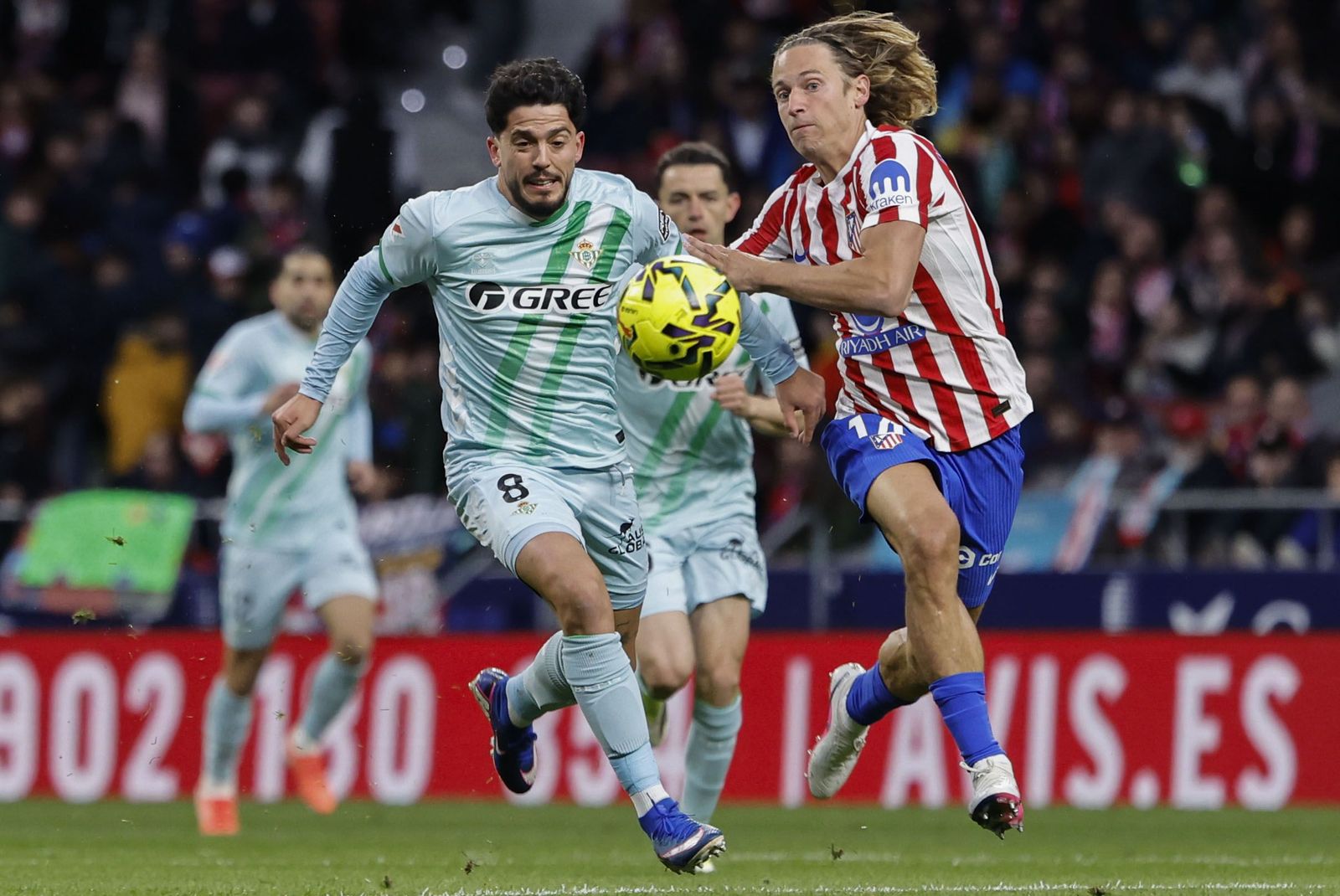 Fornals pelea con la pelota con Llorente en un lance del partido.