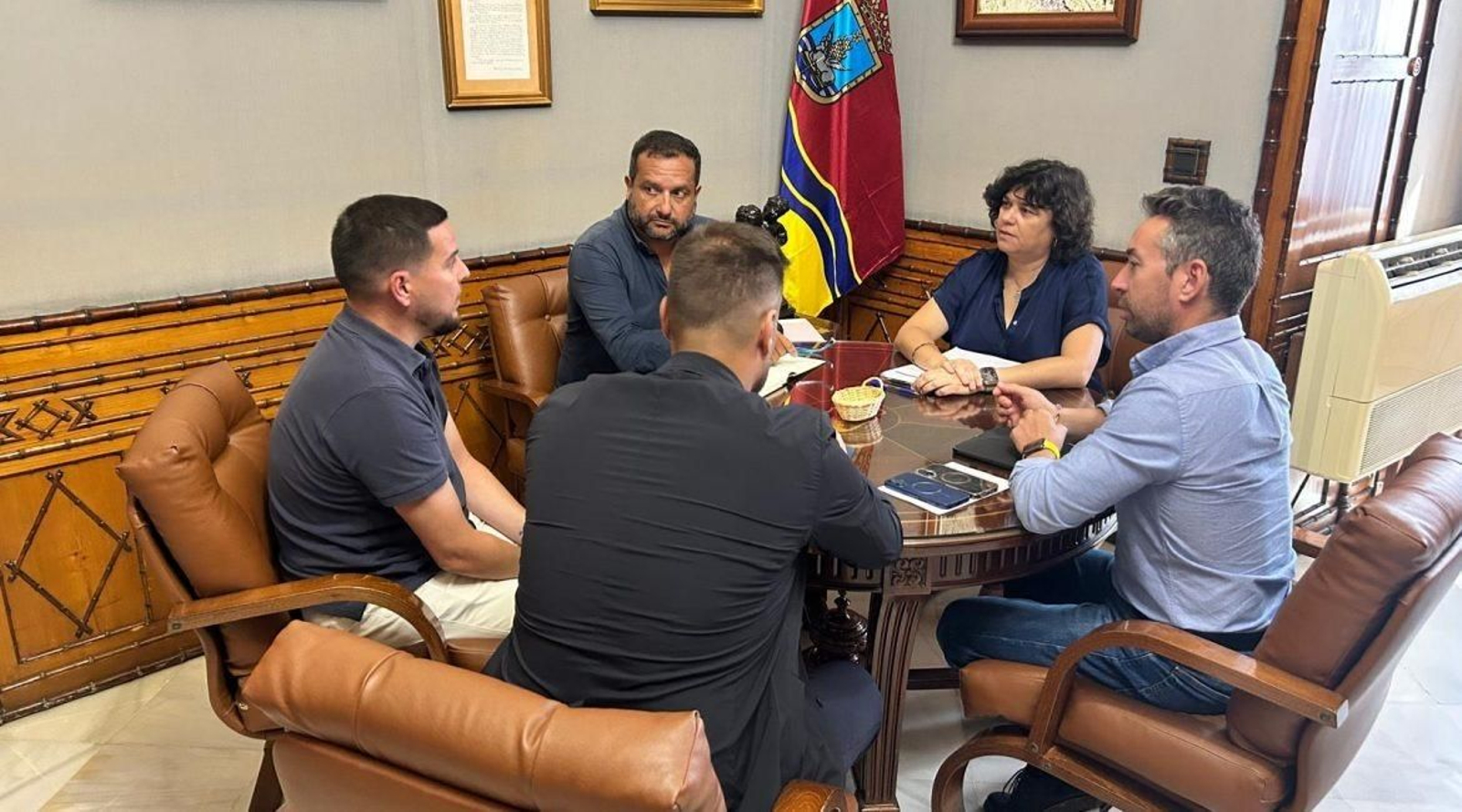 Un instante de la reunión entre la alcaldesa de Sanlúcar y los gestores del club.