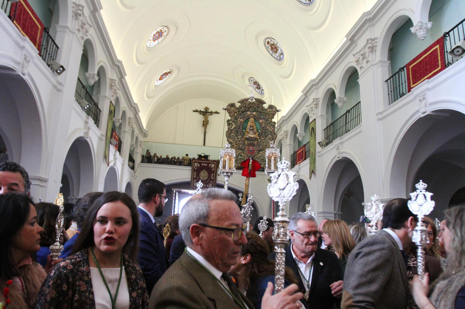 La Hermandad de Huelva se presenta ante la Virgen del Rocío en su peregrinación a la aldea almonteña