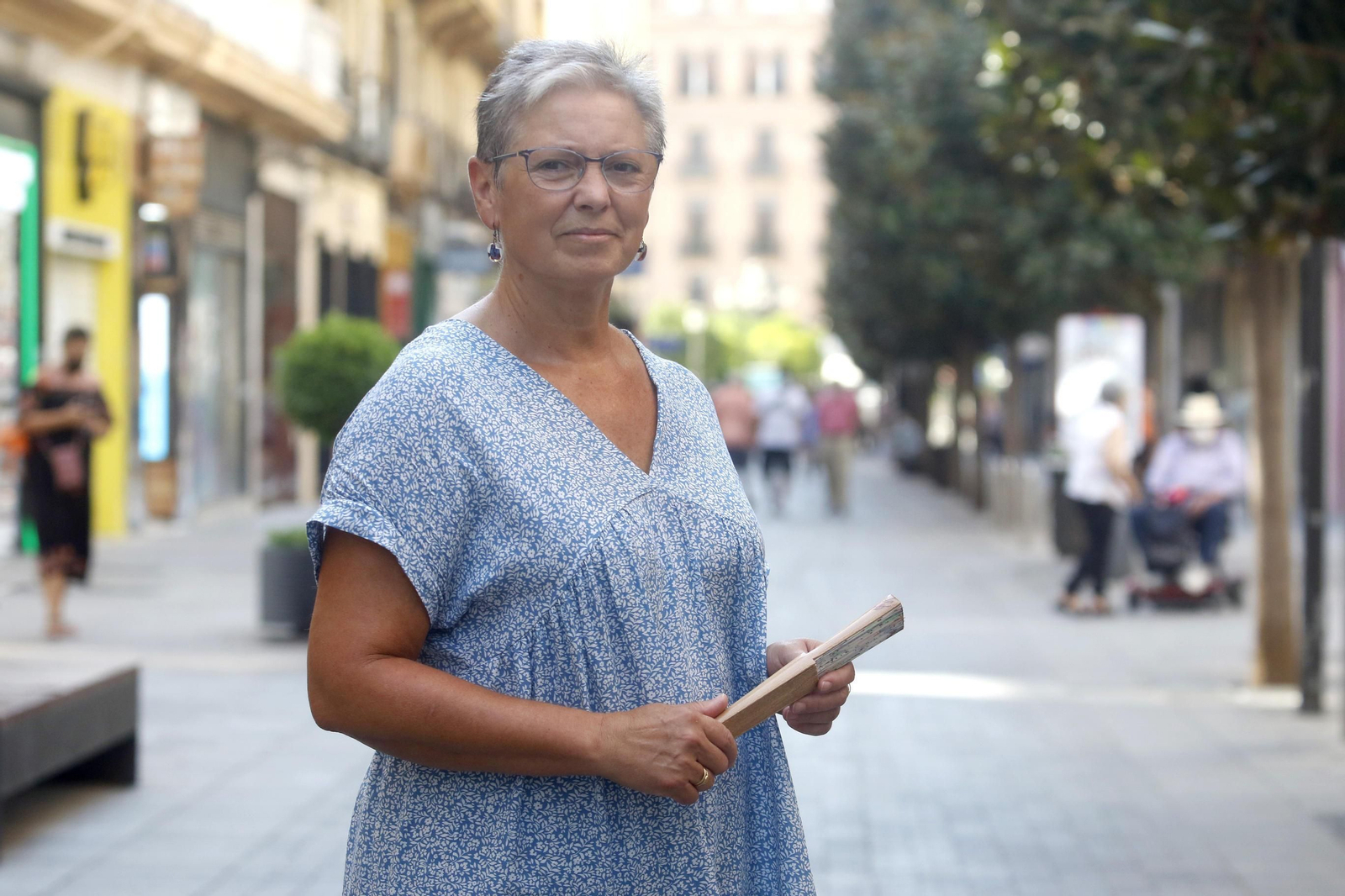 Juana Pérez Girón posa en la calle Cruz Conde.