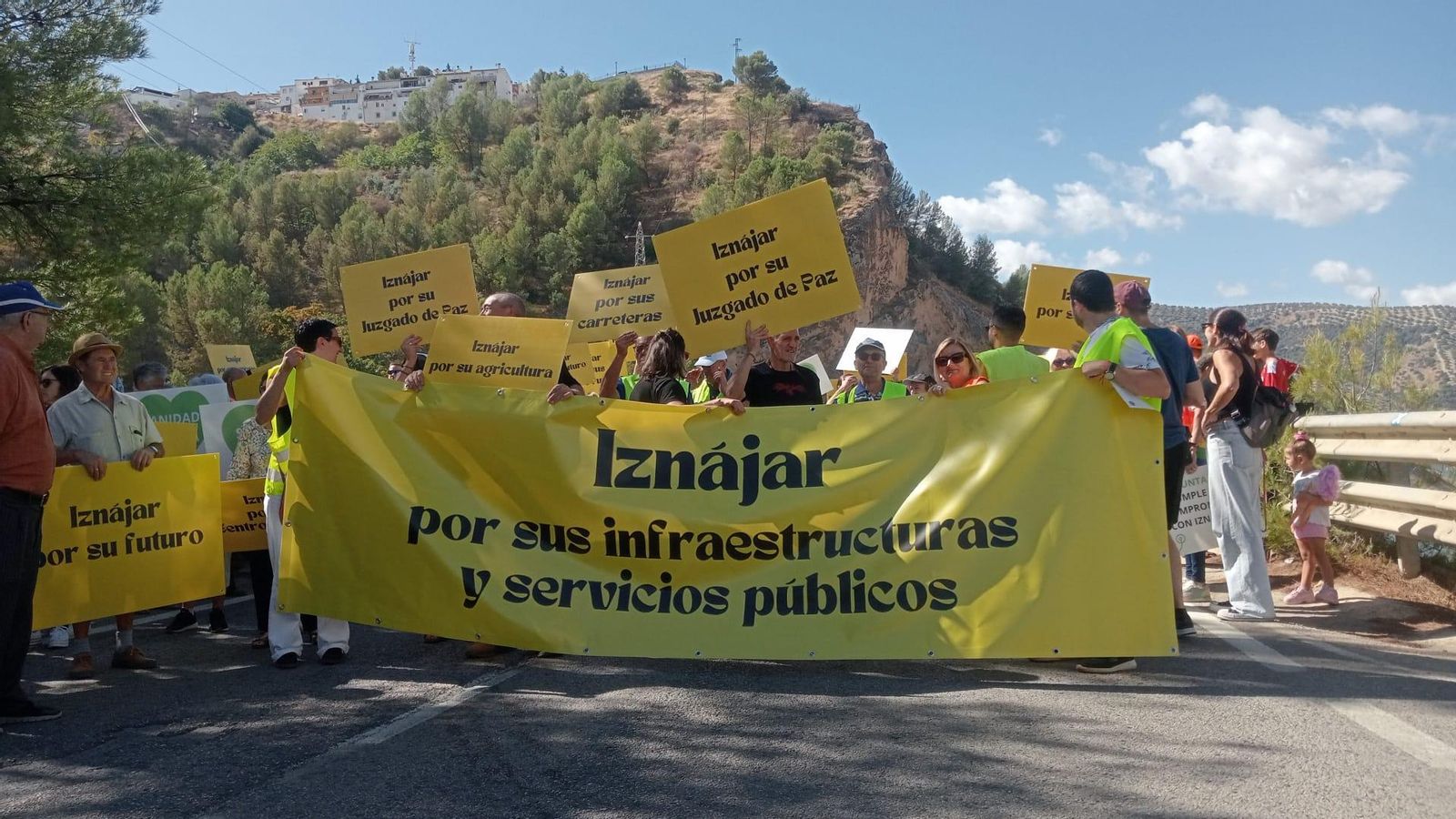 Los vecinos de Iznájar portan numerosos carteles. Los vecinos de Iznájar portan numerosos carteles.