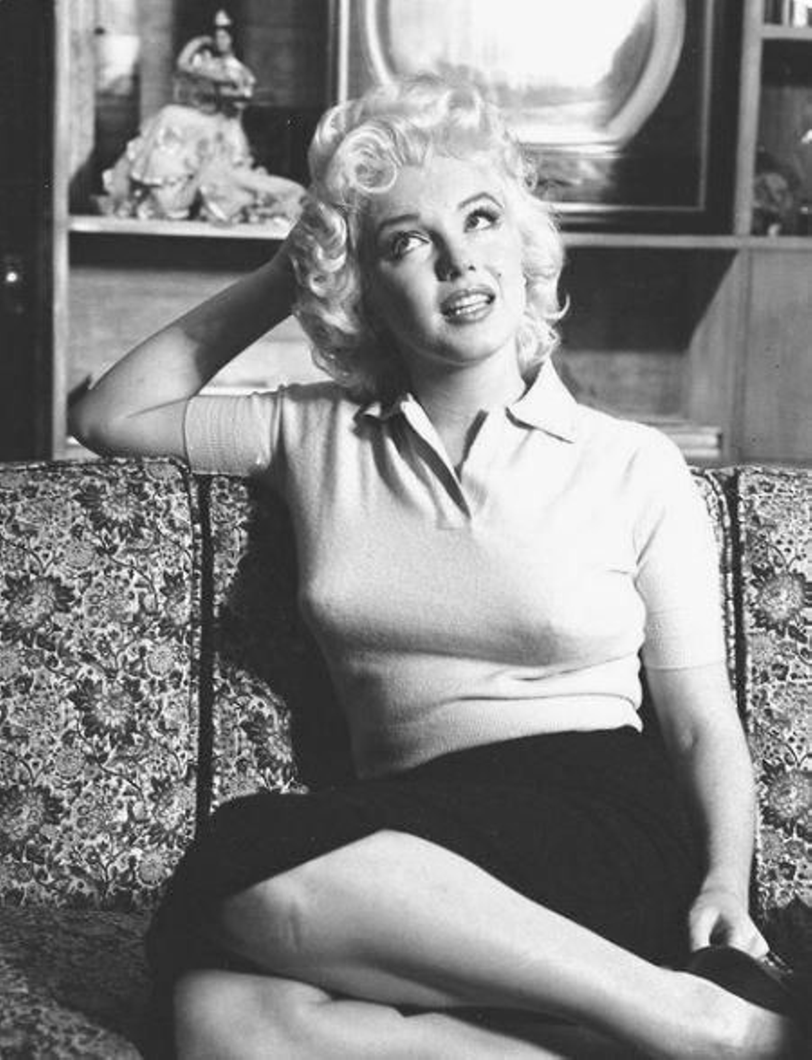 Marilyn Monroe fotografiada con una muñeca detrás .