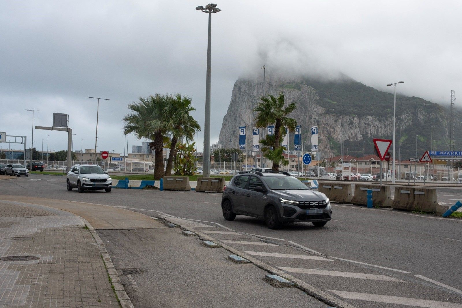 Coches circulando en La Linea, por las inmediaciones de la frontera con Gibraltar, este miércoles