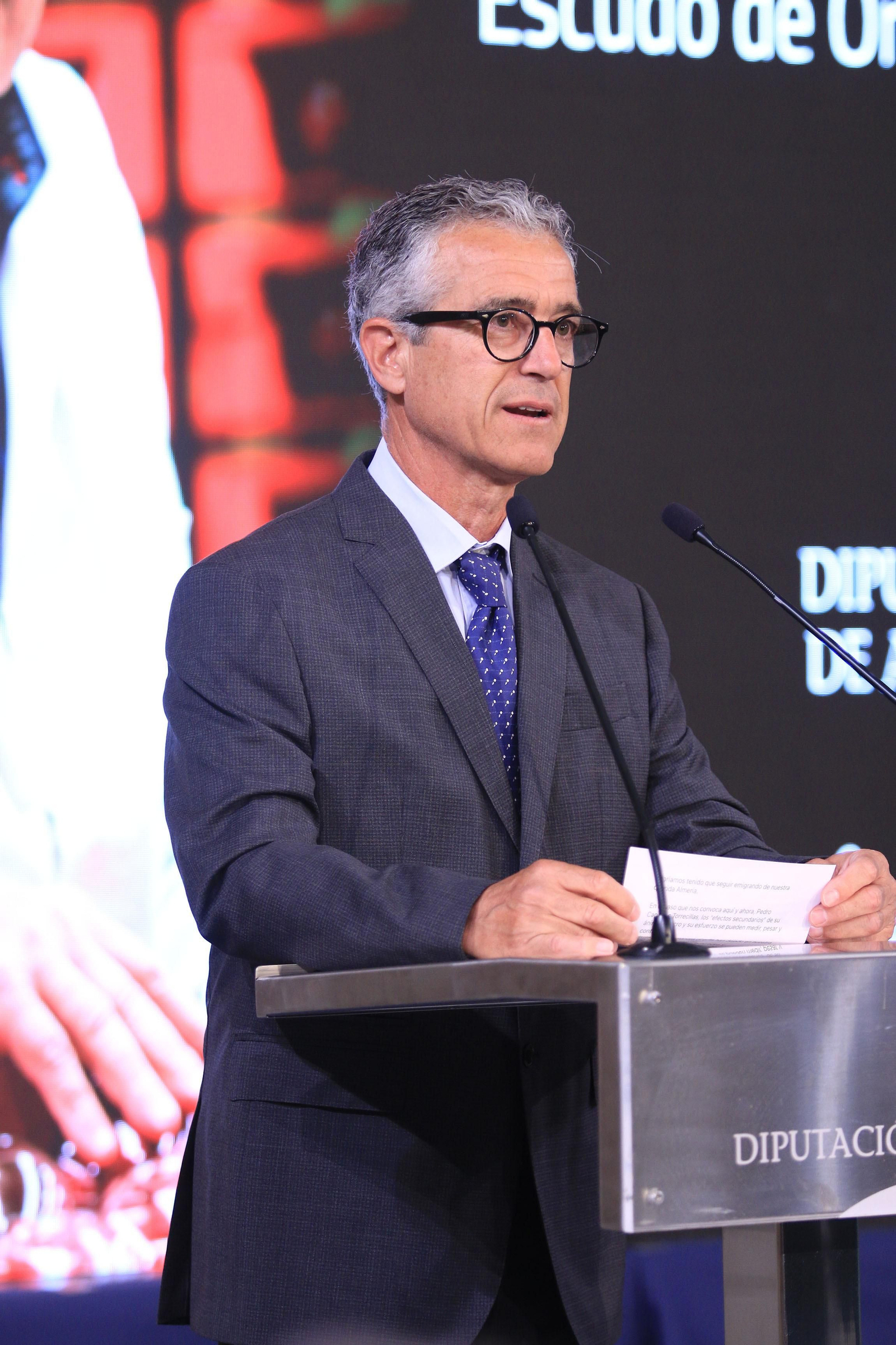 La diputación impone el Escudo de la Provincia a Pedro Caparrós