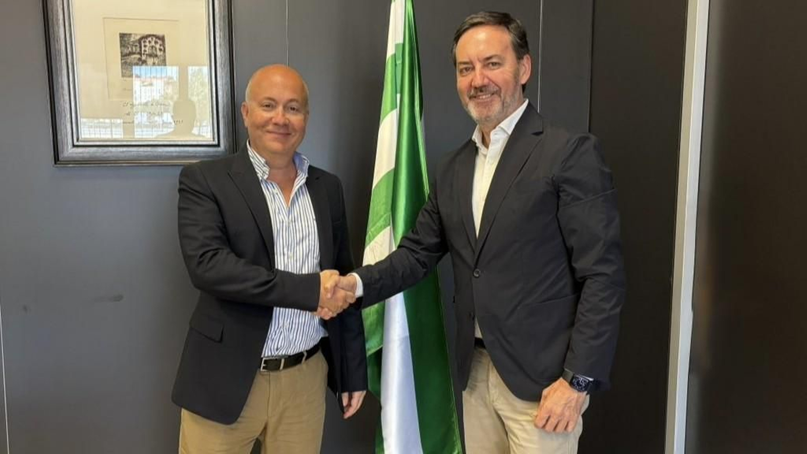 Monterrubio estrecha las manos del representante del Amman.