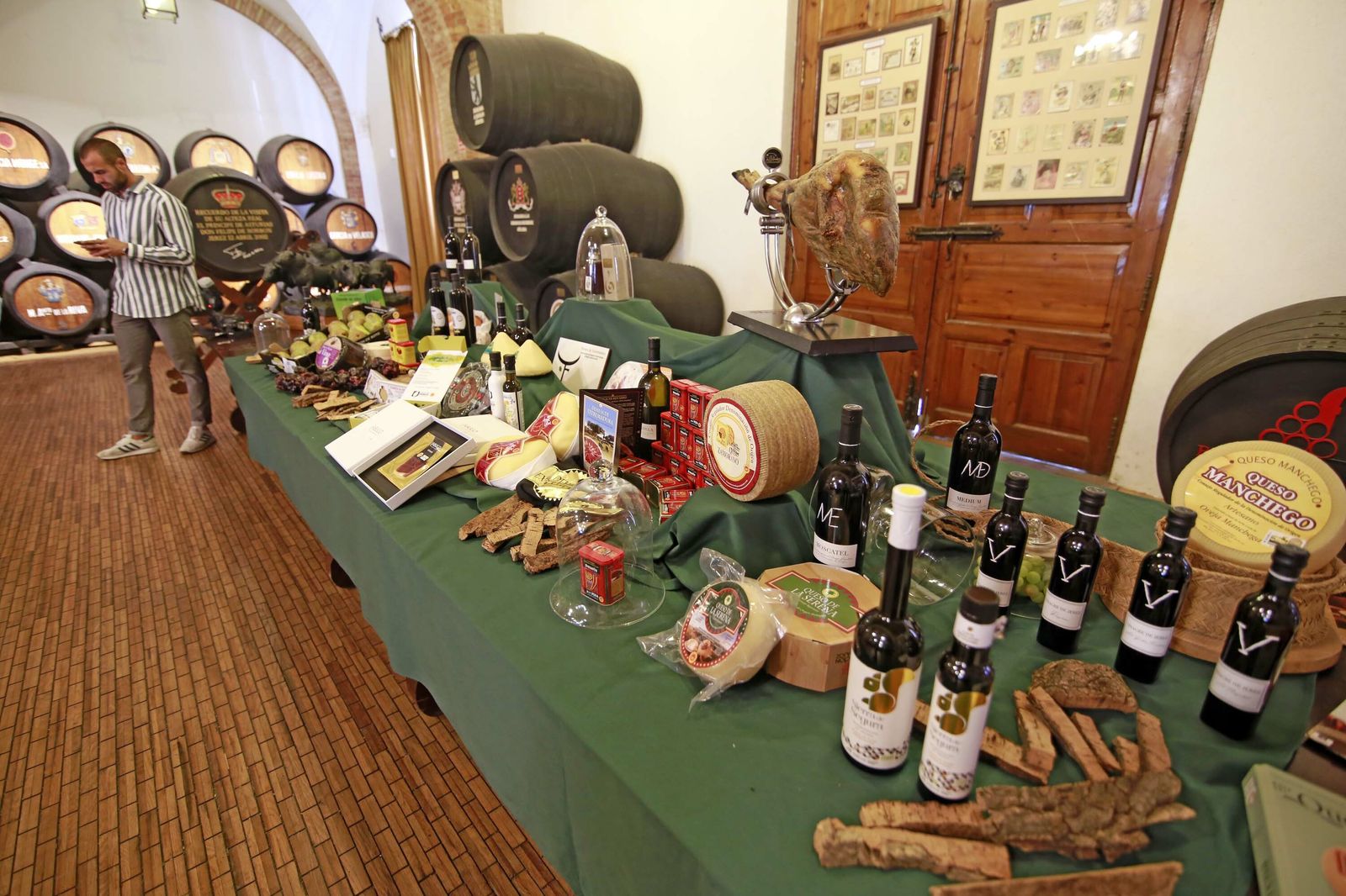 Exposición de productos con Denominación de Origen, entre ellos el Vinagre de Jerez, en la bodega de San Ginés del Consejo Regulador.