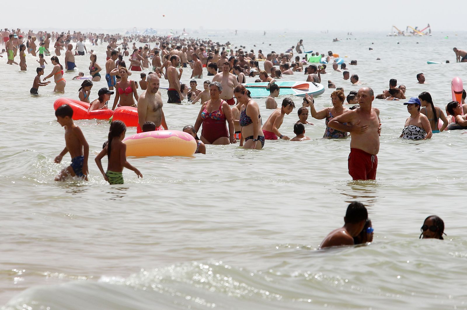Imágenes del caluroso fin de semana en las playas de Huelva