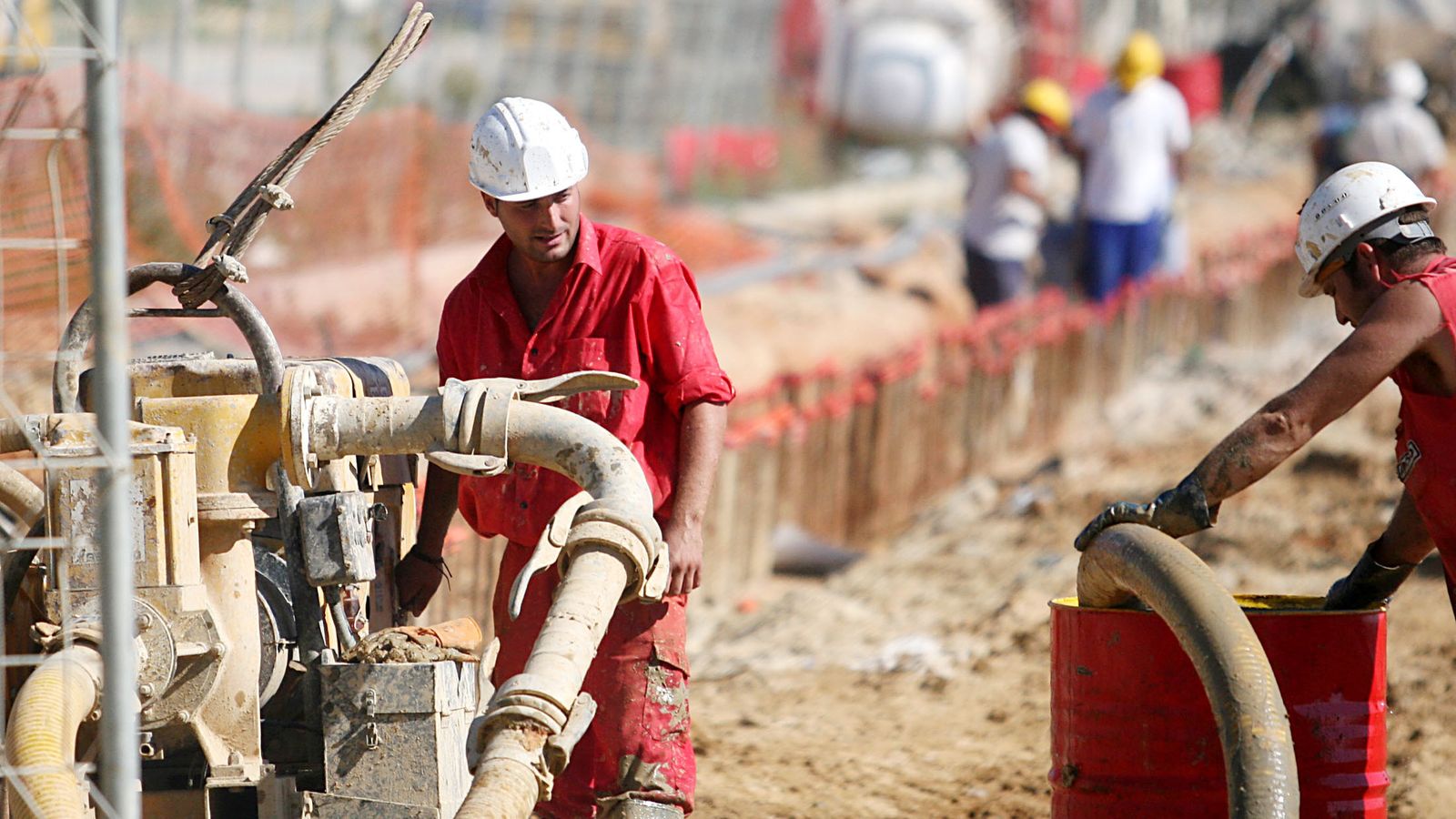 Dos operarios trabajan en una obra.