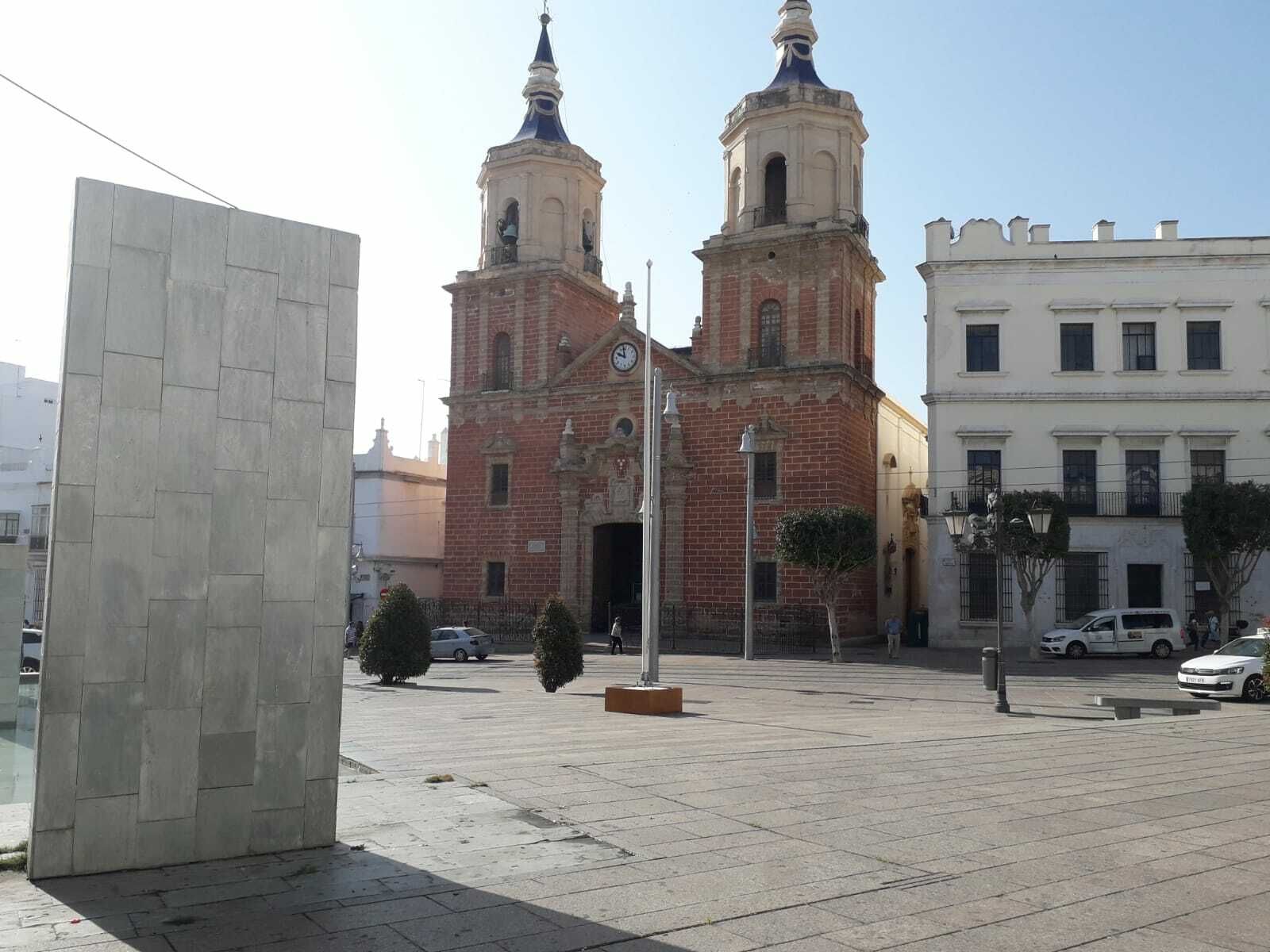 Mástil colocado en la Plaza de la Iglesia donde no ondea la bandera arcoiris