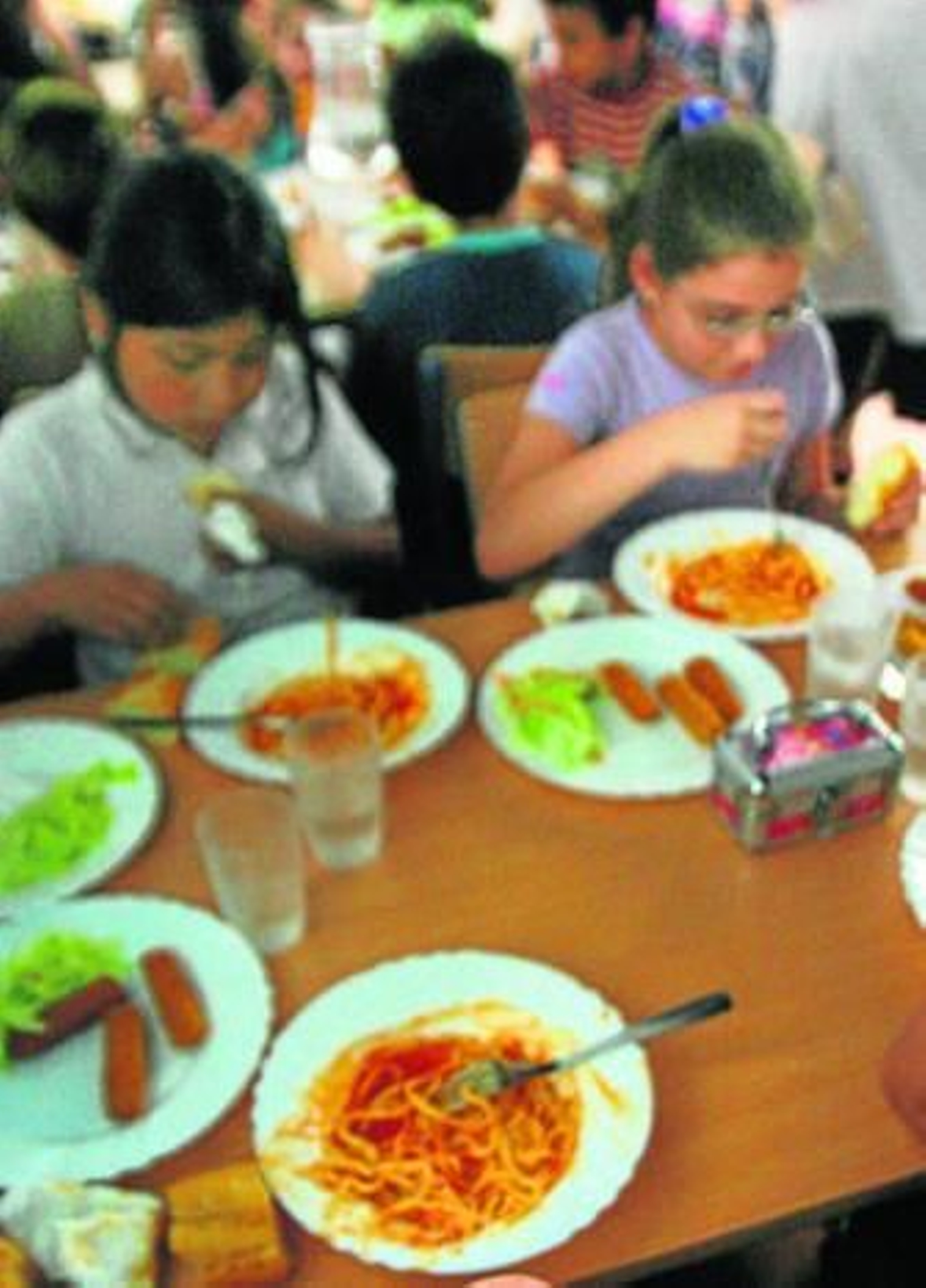 Niños almuerzan en el comedor de un colegio. Niños almuerzan en el comedor de un colegio.