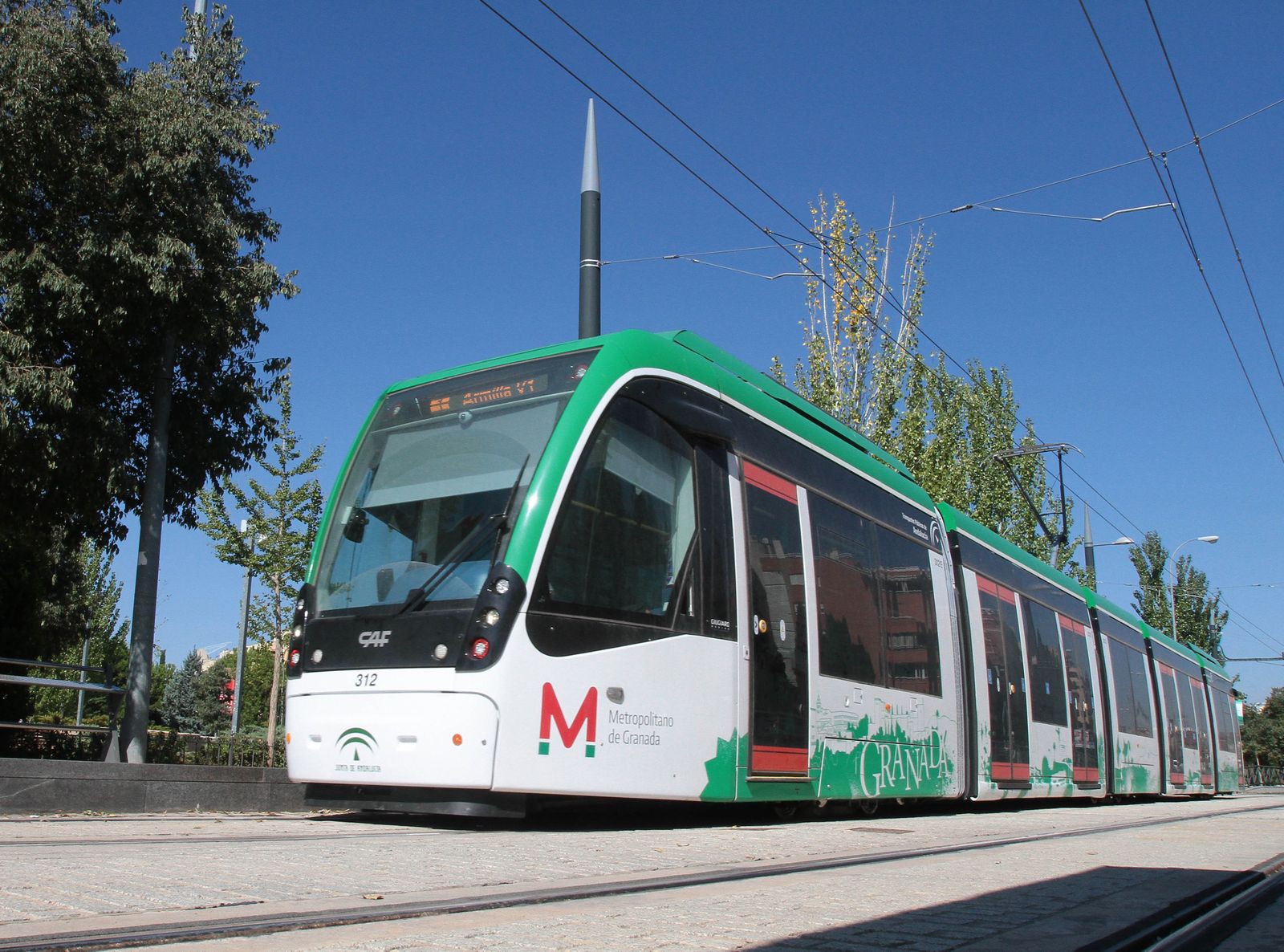 El Metro tiene que frenar siete veces más que otros tranvías 'idénticos'