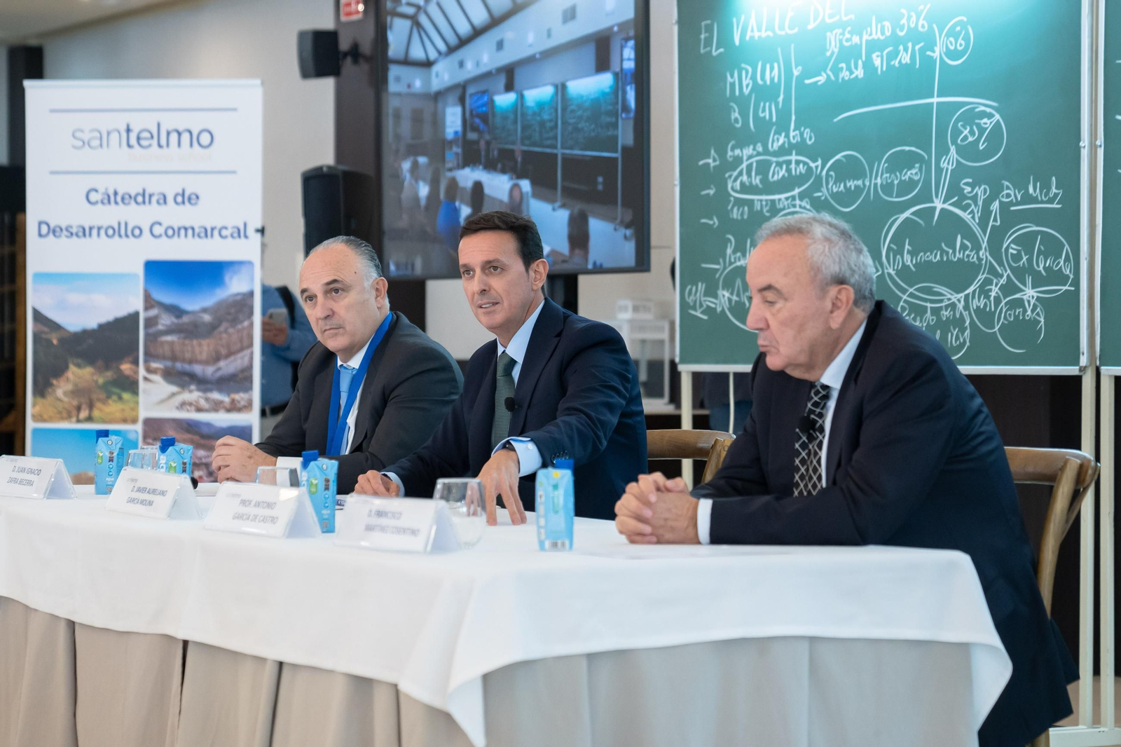 Javier A. García, Juan Ignacio Fabra y Francisco Martínez Cosentino han participado en la mesa redonda.