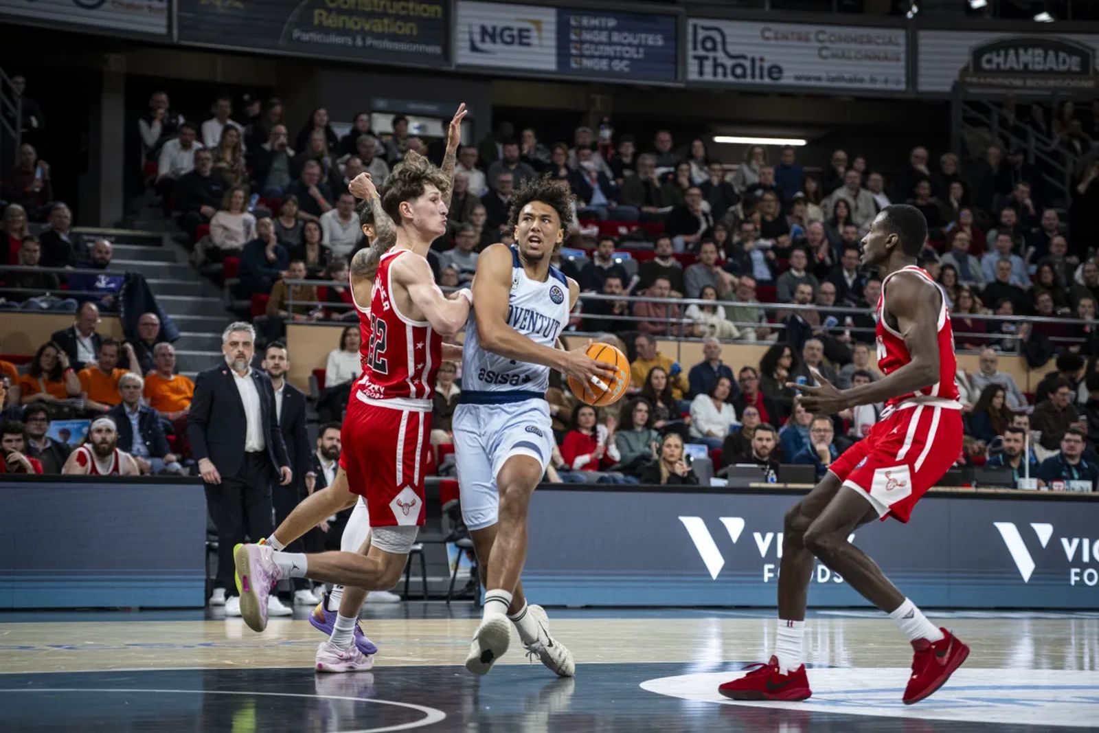 BCL: El Chalon vence al Joventut (84-77) y pone ardiendo el grupo del Unicaja