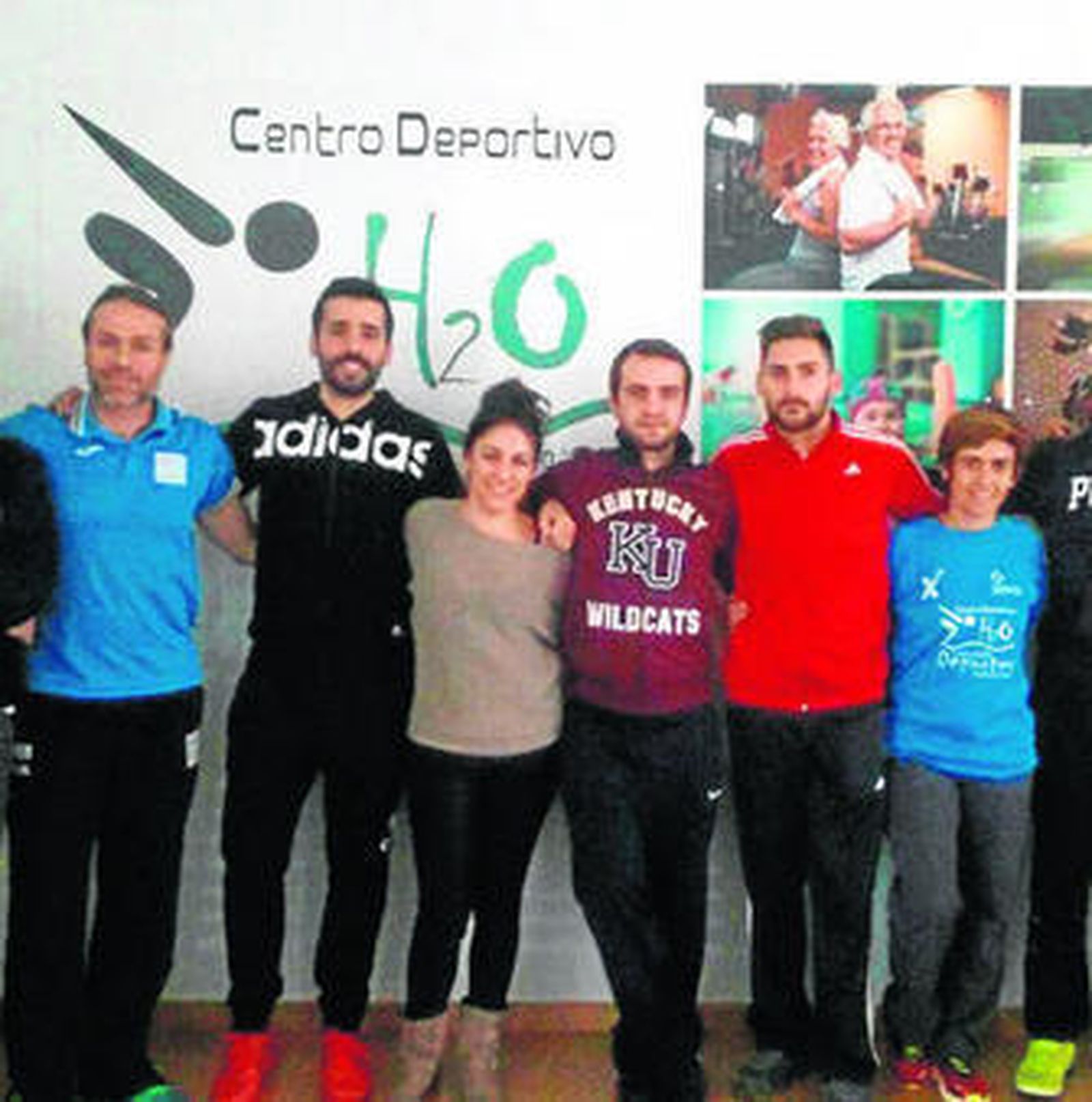 Algunos de los monitores que dan clases de natación en el centro huercalense.