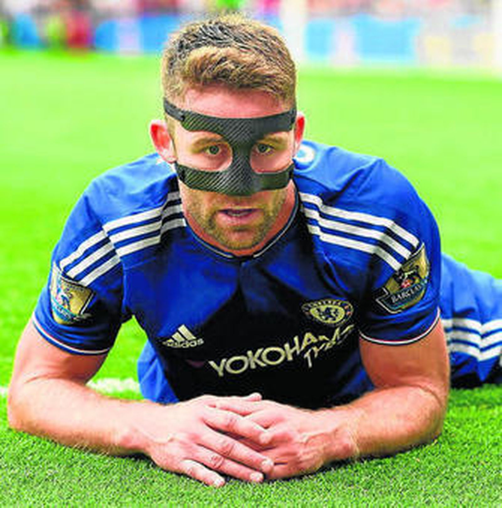 Gary Cahill no halla explicación a un gol del Crystal Palace.