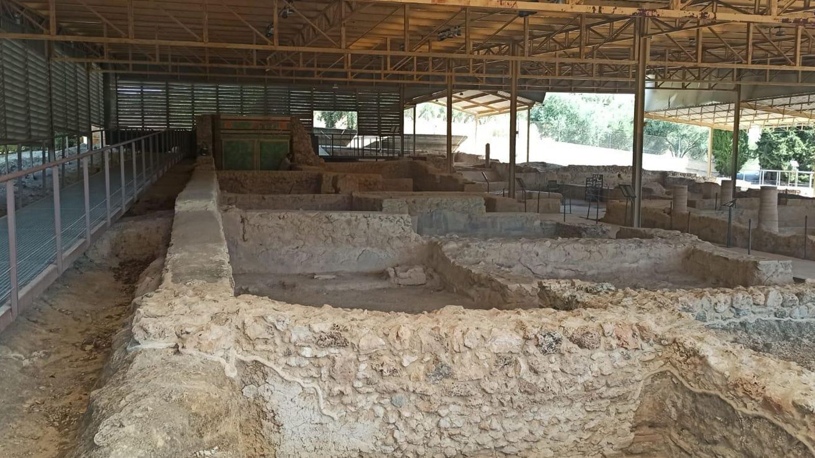 Perspectiva de la villa de El Ruedo, con los paneles reconstruidos al fondo.