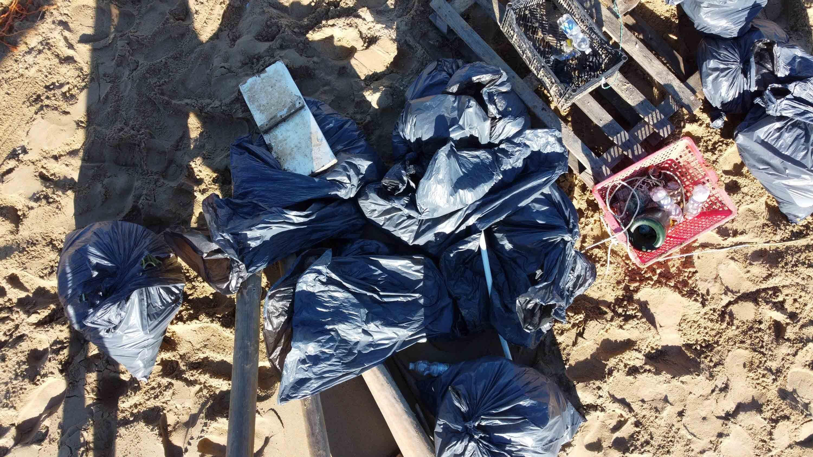 Las mejores imágenes de los Papás Noel que ha cruzado el río Piedras en paddle surf