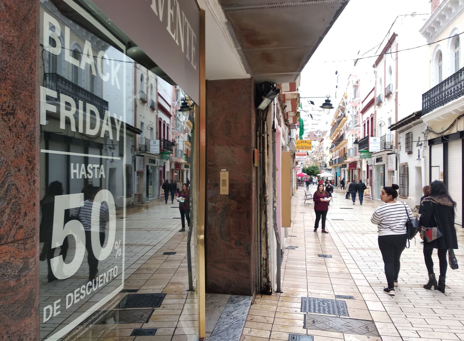 Un escaparate del centro de Huelva anuncia el Black Friday
