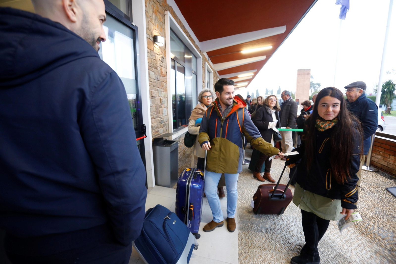 El despegue del el primer vuelo chárter a Europa en el aeropuerto de Córdoba, en imágenes