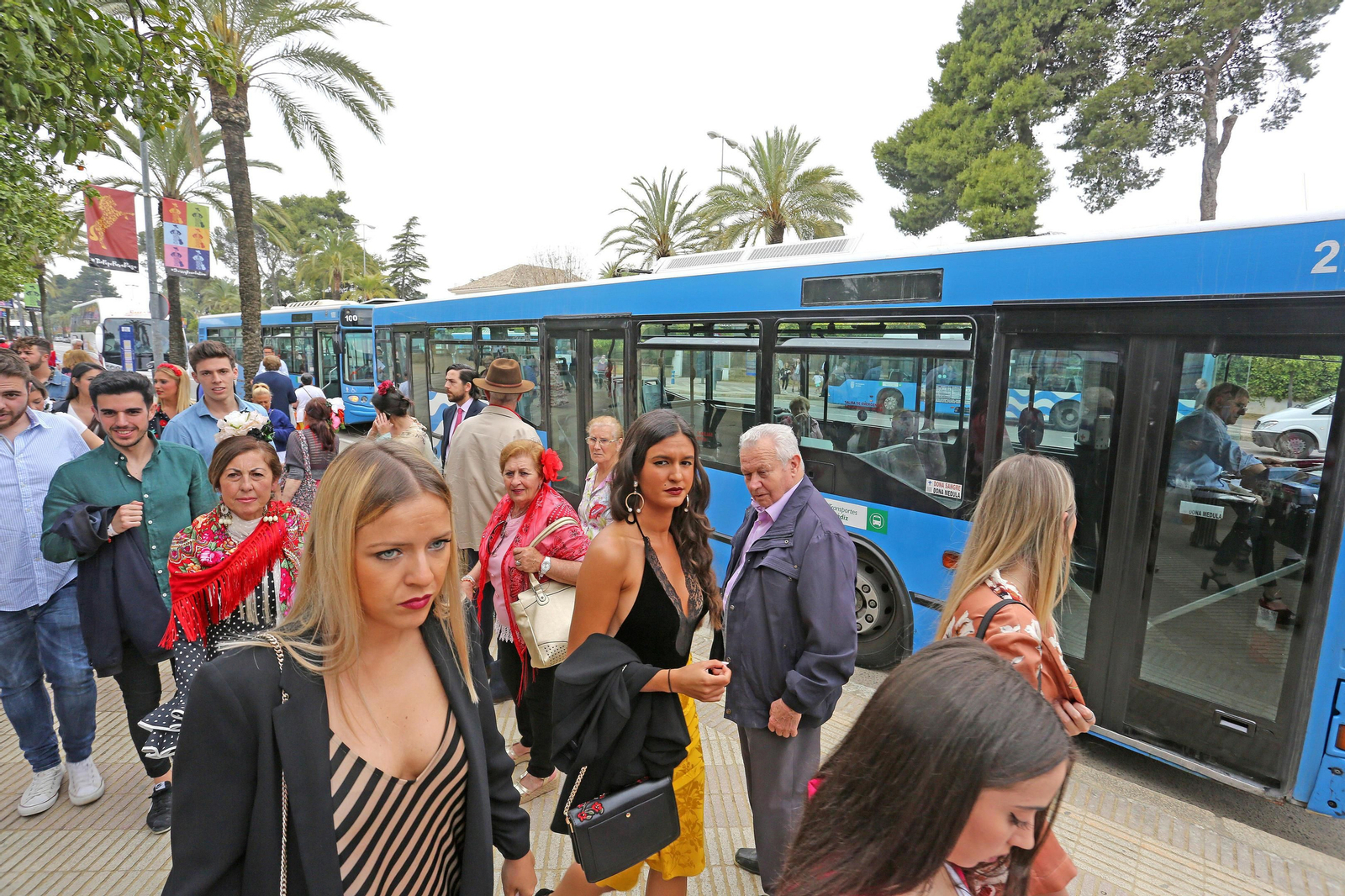 Usuarios llegando al parque González Hontoria en autobús urbano.