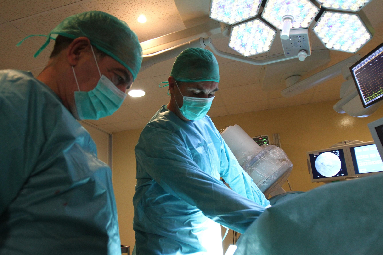 El Hospital Juan Ramón Jiménez implanta los dos primeros marcapasos sin cable en pacientes onubenses