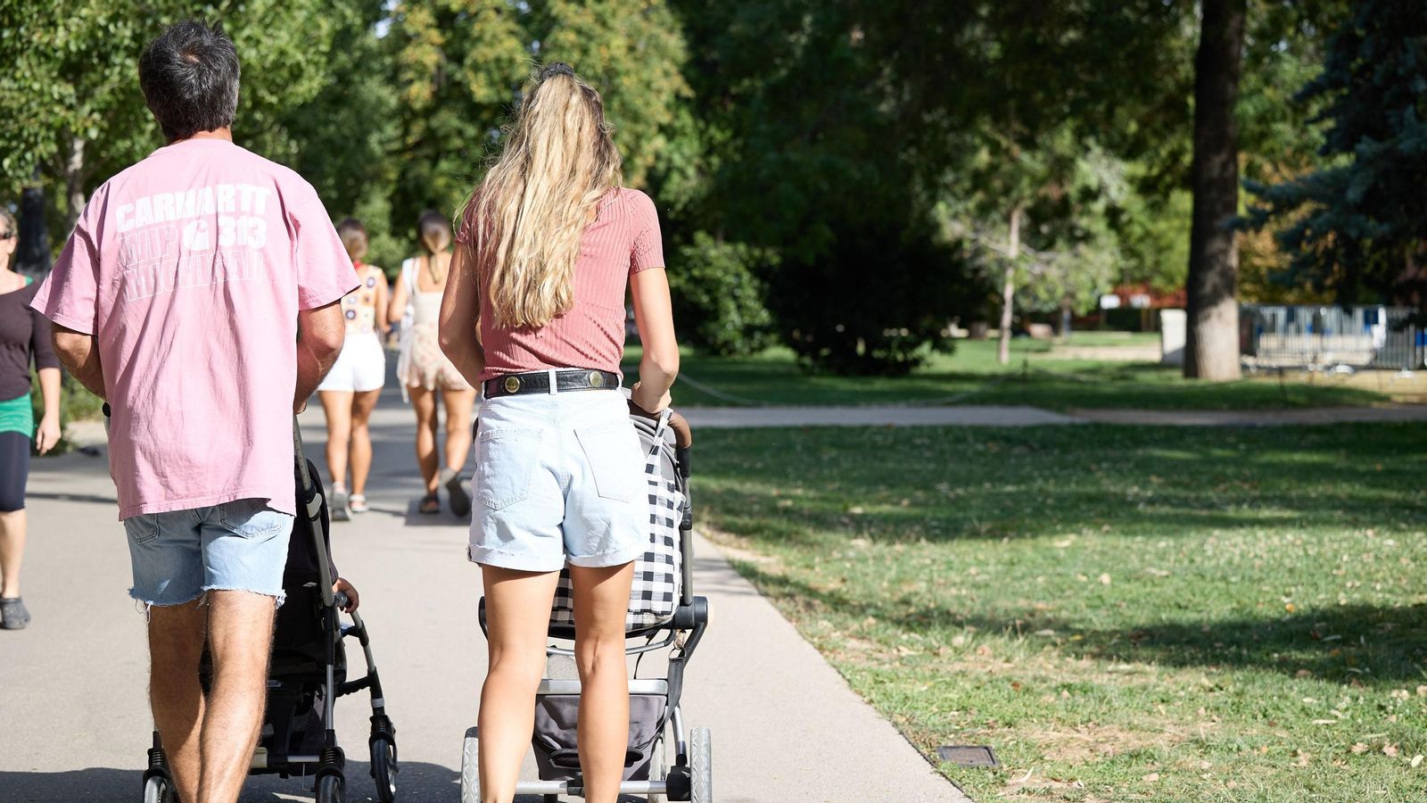 Una pareja pasea a sus bebés, en una imagen de archivo.
