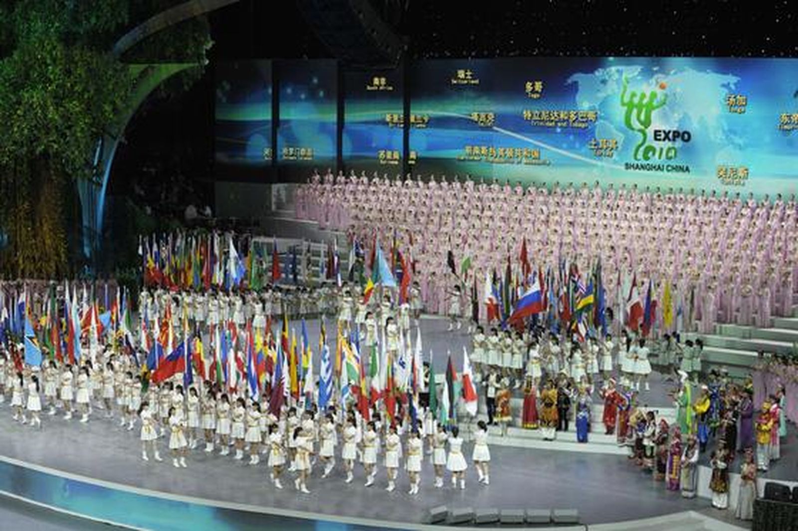 Imagen panorámica del escenario en el que tuvo lugar el acto de apertura de la Exposición de Shangai, con las banderas de todos los países participantes.

Foto: Peter Parks (AFP Photo)