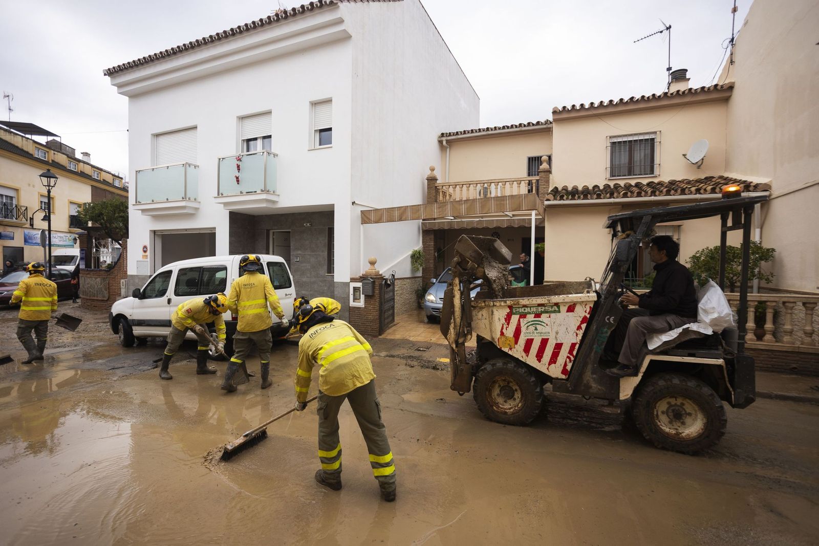 Efectivos del Infoca en Cártama, ayer, tras las nuevas inundaciones.