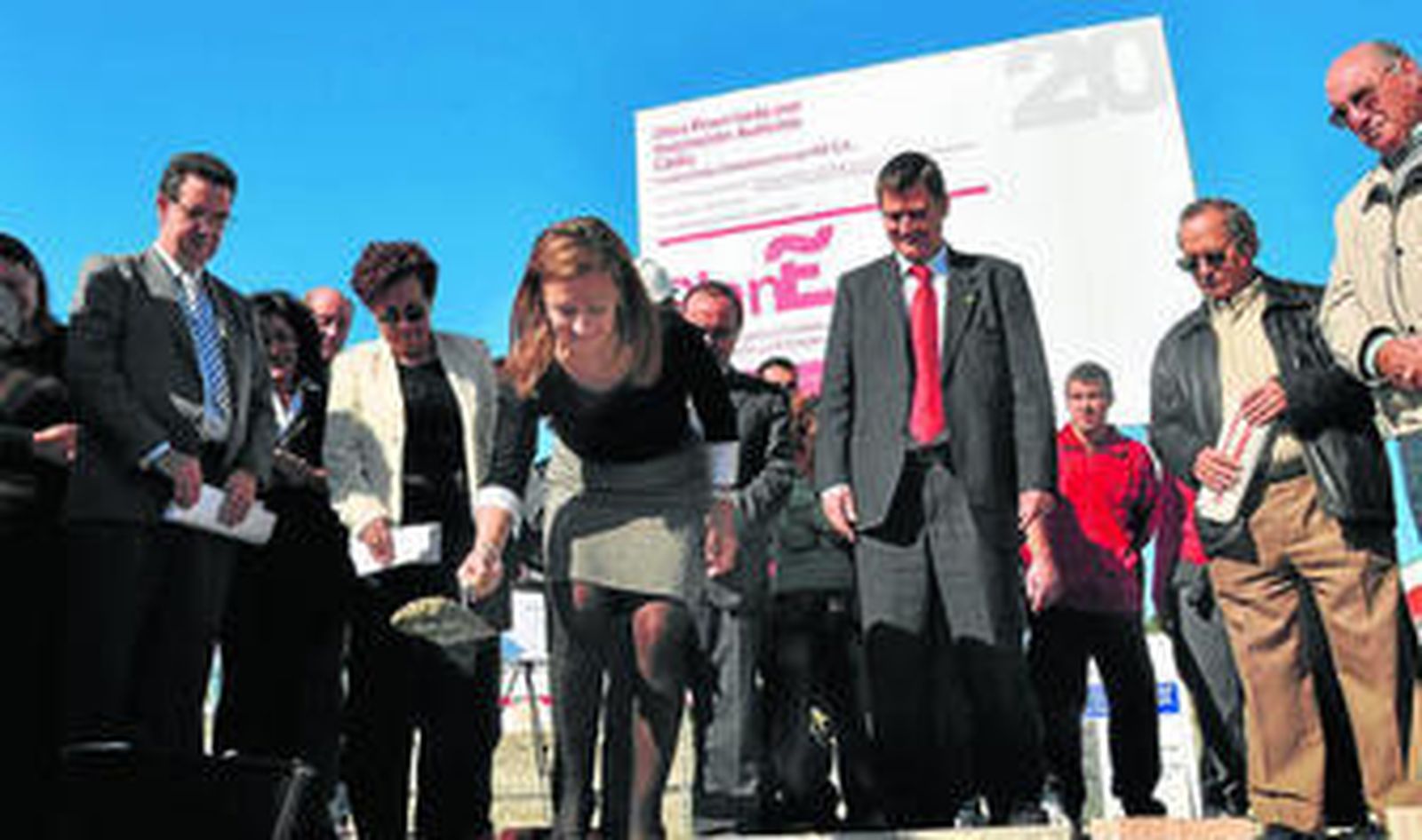 Pilar Sánchez, en el acto de colocación de la primera obra del centro de atención a autistas de Puertas del Sur, financiado con el Plan E.
