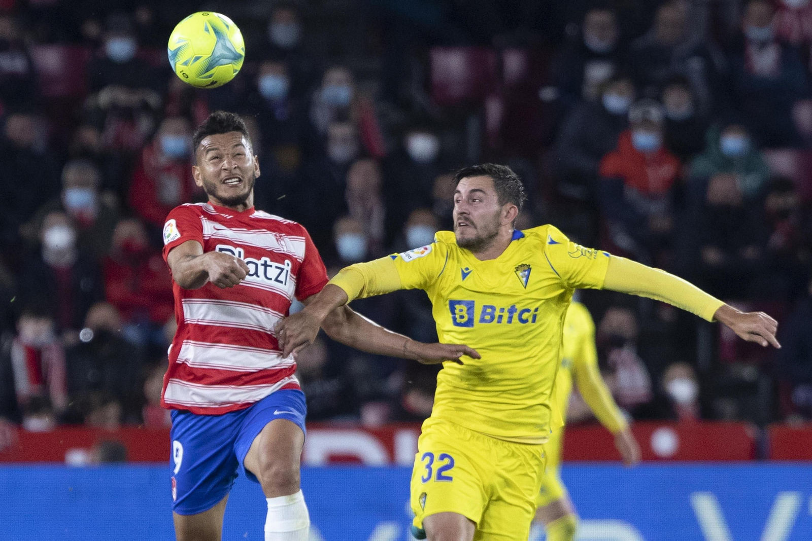 Luis Suárez pugna con Chust por un balón.