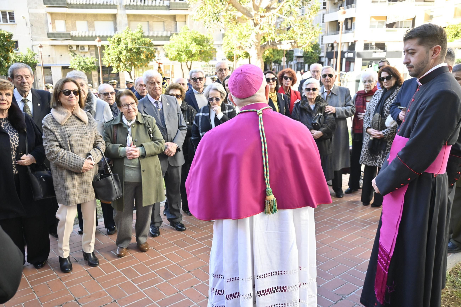 Imágenes de la ofrenda floral por parte de la Comisión del Monumento a la Inmaculada