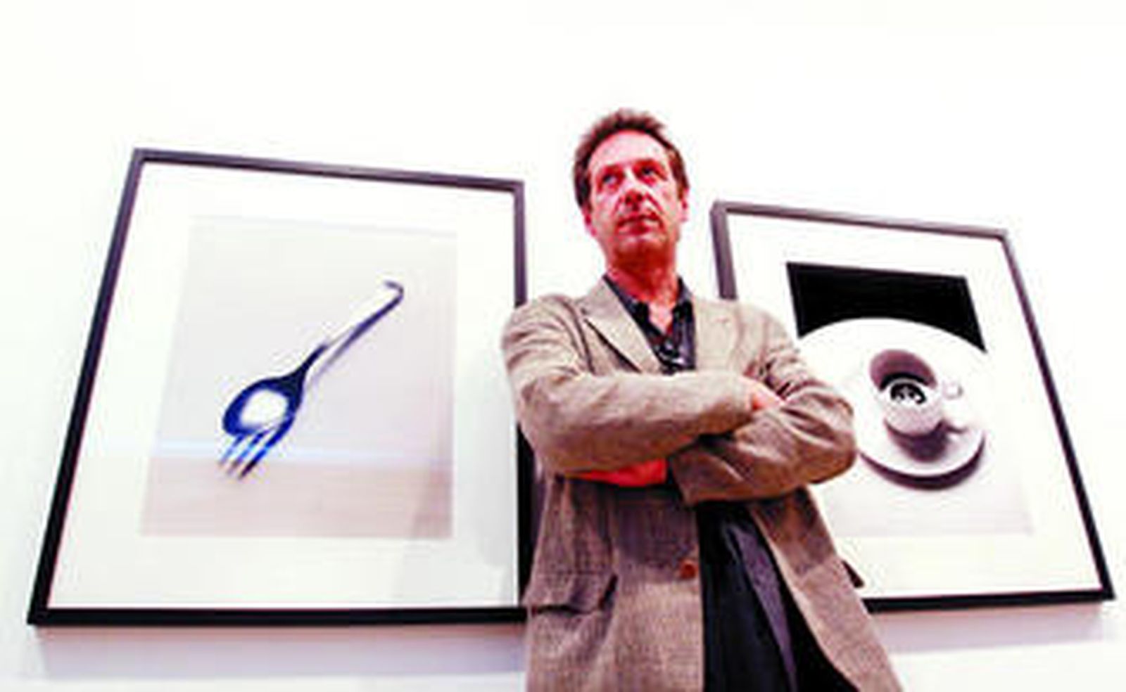 Chema Madoz, ayer, en el Museo del Patrimonio Municipal, con algunas de sus obras.