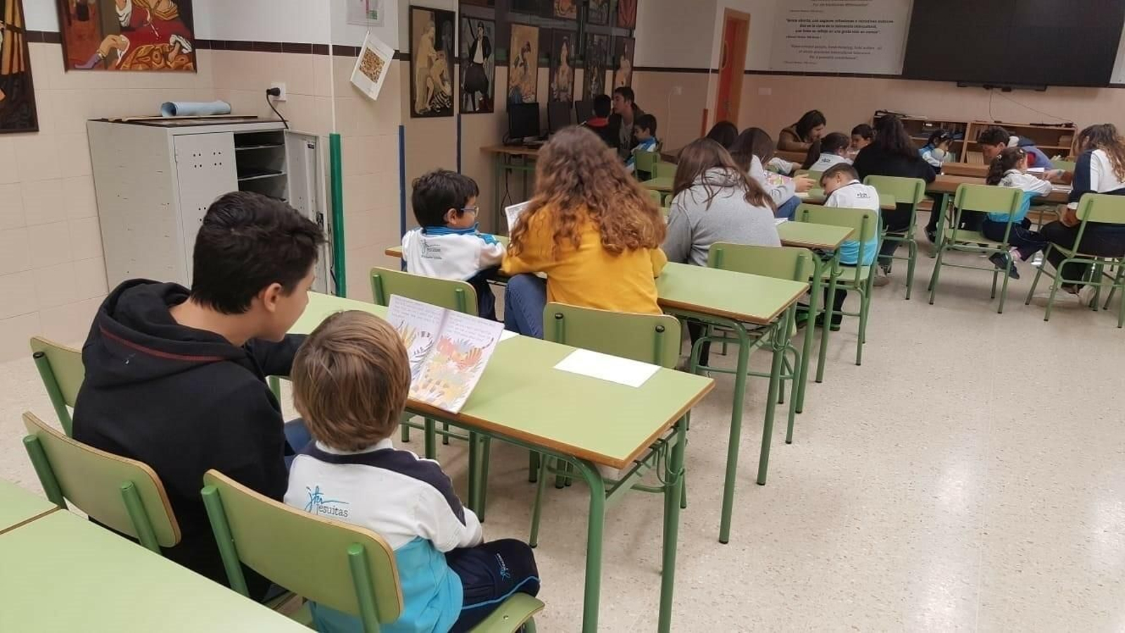 Alumnos de distintas edades en un colegio público.