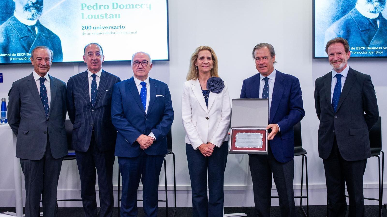 Entrega de la placa de agradecimiento de la familia Domecq a ESCP Business School.