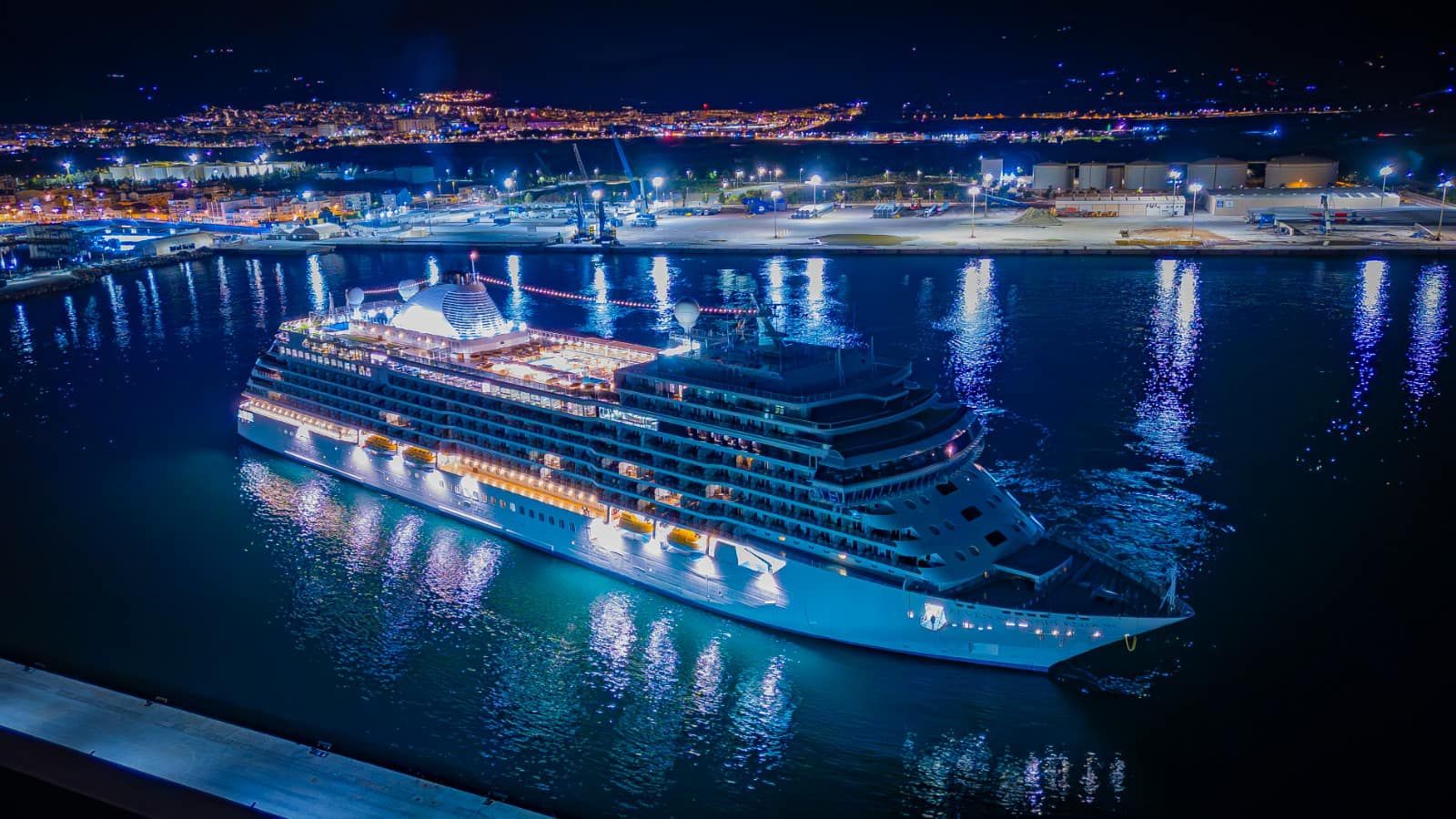 Así ha sido la visita del crucero Seven Seas Splendor al puerto de Motril, a vista de dron