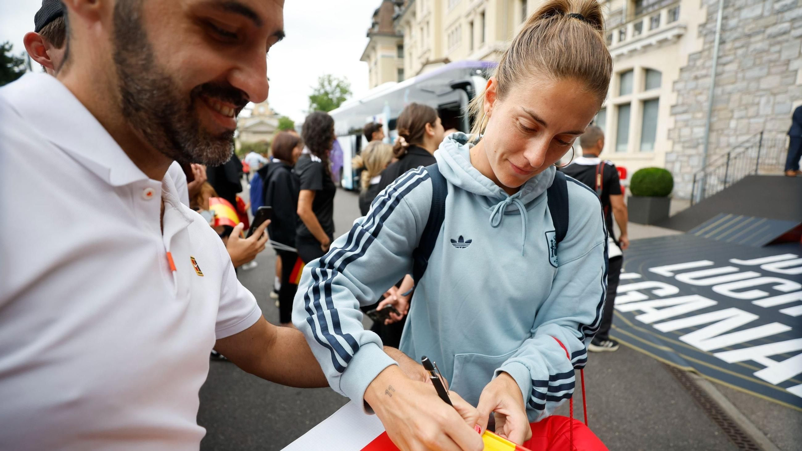 Alexia Pustella firma un autógrafo a un aficionado.