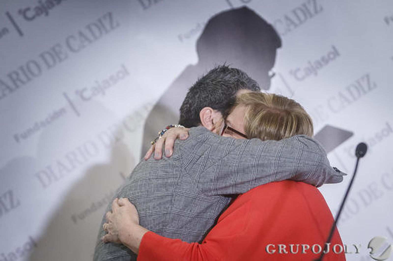 Martínez Ares se funde en un abrazo con Ascensión Vázquez tras recibir el galardón.

Foto: Julio Gonzalez-Joaquin Pino-Fito Carreto